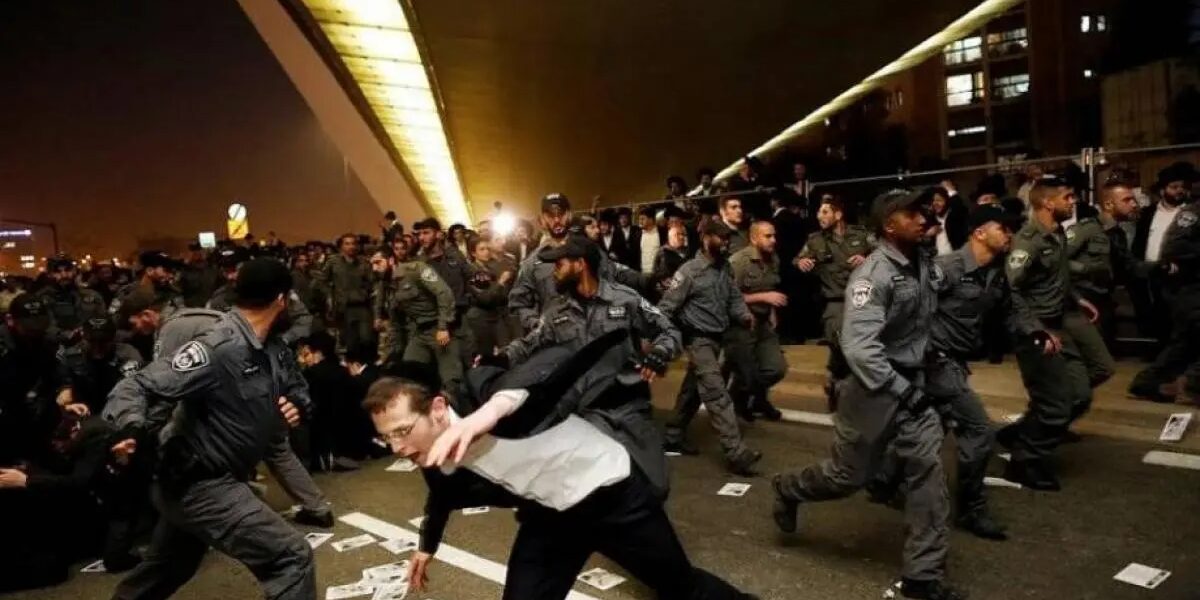 آلاف الحريديم يتظاهرون في القدس المحتلة رفضاً للتجنيد في جيش الاحتلال الإسرائيلي - صورة مميزة آلاف الحريديم يتظاهرون في القدس المحتلة رفضاً للتجنيد في جيش الاحتلال الإسرائيلي
