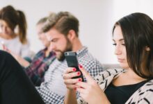 أسباب تجعلكِ تشعرين أن الجميع يعيشون حياة أفضل منكِ على مواقع التواصل الاجتماعي