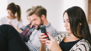 أسباب تجعلكِ تشعرين أن الجميع يعيشون حياة أفضل منكِ على مواقع التواصل الاجتماعي