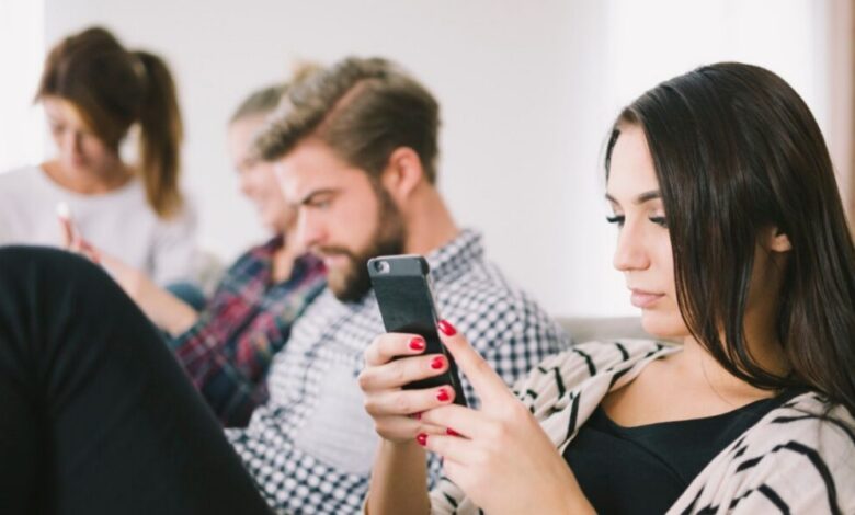 أسباب تجعلكِ تشعرين أن الجميع يعيشون حياة أفضل منكِ على مواقع التواصل الاجتماعي