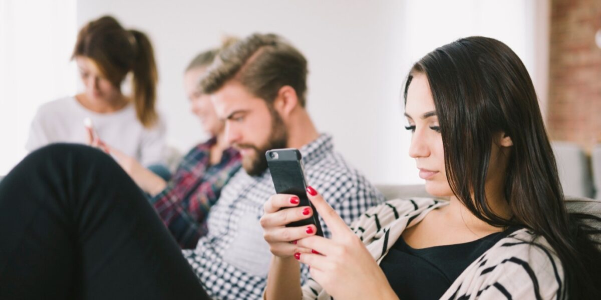 أسباب تجعلكِ تشعرين أن الجميع يعيشون حياة أفضل منكِ على مواقع التواصل الاجتماعي