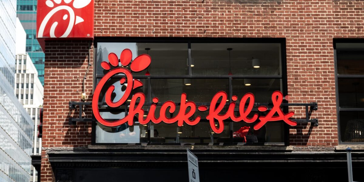 أندرو كاثي، الرئيس التنفيذي لشركة Chick-fil-A، يتحدث عن الملكية العائلية والنمو