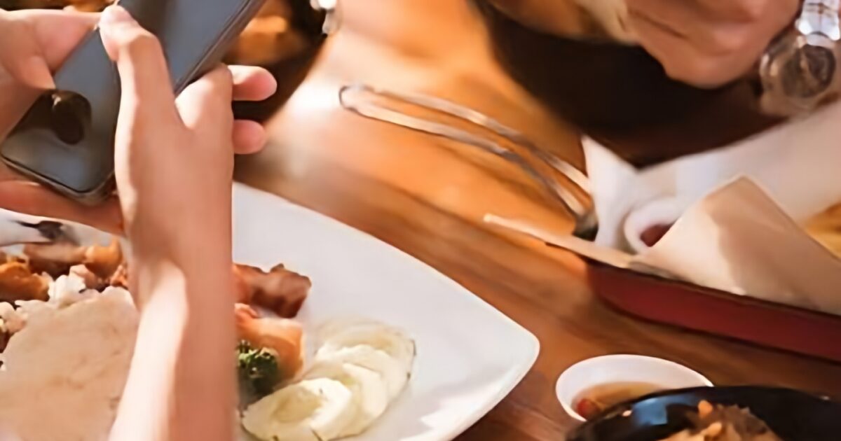 استطلاع: 63% من الألمان يرفضون استخدام الهاتف خلال الطعام