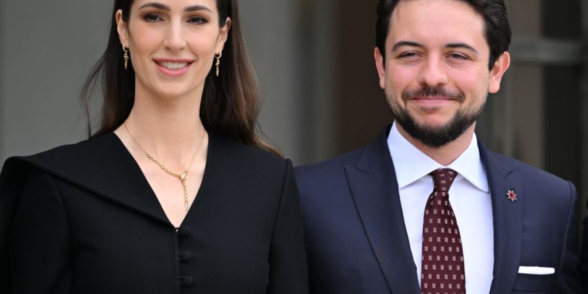 الأمير الحسين والأميرة رجوة يستقبلان الأمير عبد المتين وزوجته أنيشا وابنتهما زهرة - صورة مميزة الأمير الحسين والأميرة رجوة يستقبلان الأمير عبد المتين وزوجته أنيشا وابنتهما زهرة