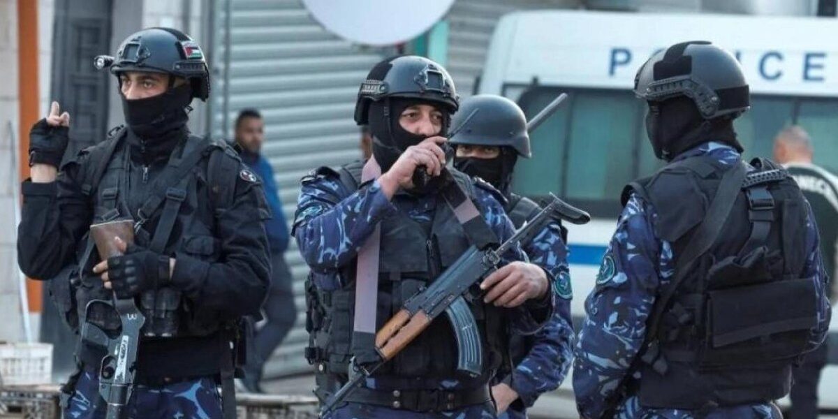 الاحتلال يطرد فريقًا أمنيًا بريطانيًا درّب أجهزة السلطة بالضفة - صورة مميزة الاحتلال يطرد فريقًا أمنيًا بريطانيًا درّب أجهزة السلطة بالضفة