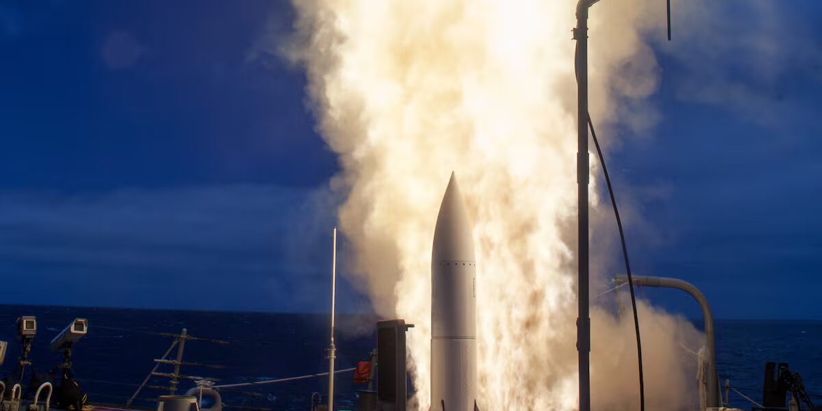البحرية الأمريكية تمنح شركة RTX’s Raytheon مبلغ 24.4 مليار دولار مقابل صواريخ SM-6 وسط مخاوف بشأن المخزون