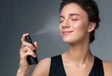 البودرة أم بخاخ الوجه المرطب؟ أيهما تختارين لروتين مكياجكِ الشتوي؟