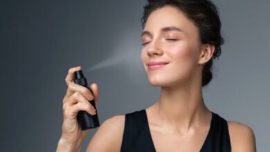 البودرة أم بخاخ الوجه المرطب؟ أيهما تختارين لروتين مكياجكِ الشتوي؟