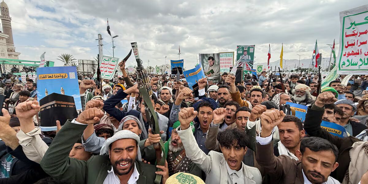 السعوديون يخططون للهجوم على الحوثيين لكسر قبضة البحر الأحمر