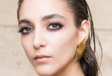 الشعر المبلل يعود إلى الواجهة.. كيف تعتمدين الـWet Look بأناقة؟