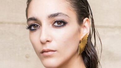 الشعر المبلل يعود إلى الواجهة.. كيف تعتمدين الـWet Look بأناقة؟