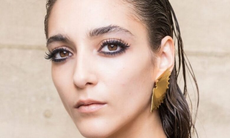 الشعر المبلل يعود إلى الواجهة.. كيف تعتمدين الـWet Look بأناقة؟
