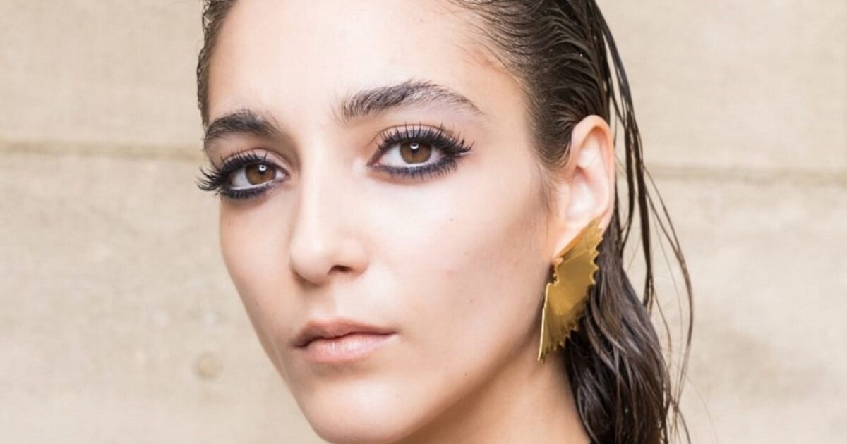 الشعر المبلل يعود إلى الواجهة.. كيف تعتمدين الـWet Look بأناقة؟ - صورة مميزة الشعر المبلل يعود إلى الواجهة.. كيف تعتمدين الـWet Look بأناقة؟