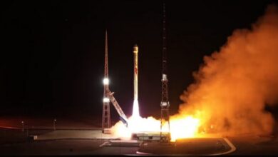 الصين تطلق صاروخا تجاريا مع 10 أقمار إلى الفضاء