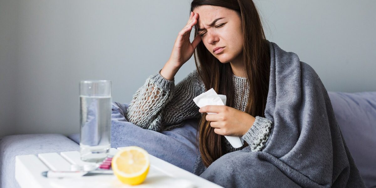 الليمون وفيتامين سي هل يعالجان نزلات البرد فعلاً أم يخففان الأعراض؟