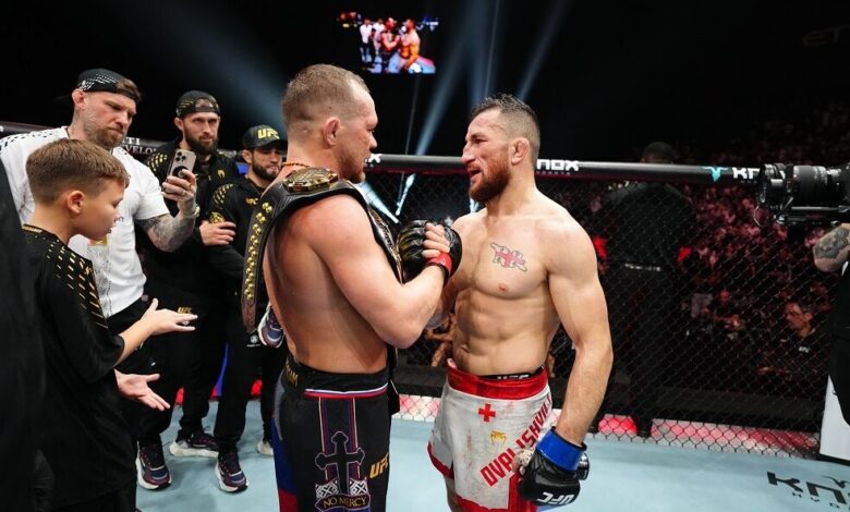 المقاتل الروسي بيتر يان يحتفظ بلقب بطل (UFC) في نزال مثير.. فيديو