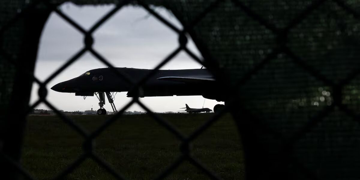 الولايات المتحدة تزيل قاذفات B-1 من قاعدة بريطانية وسط مخاوف أمنية - صورة مميزة الولايات المتحدة تزيل قاذفات B-1 من قاعدة بريطانية وسط مخاوف أمنية