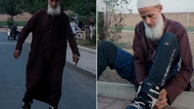 بالجلباب وحذاء التزلج.. ستيني مغربي يكسر الصورة النمطية عن تقدم العمر | منوعات