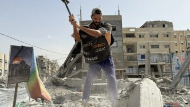 بالصور.. جهود ذاتية وأدوات بدائية لإزالة الأنقاض في غزة | سياسة