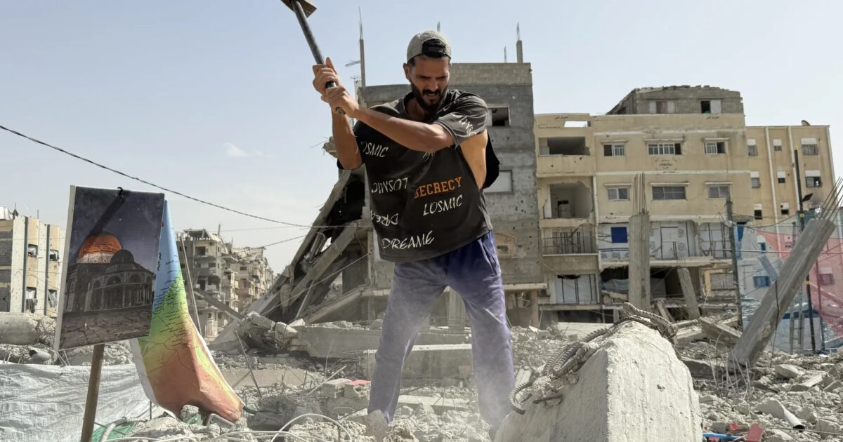 بالصور.. جهود ذاتية وأدوات بدائية لإزالة الأنقاض في غزة | سياسة - صورة مميزة بالصور.. جهود ذاتية وأدوات بدائية لإزالة الأنقاض في غزة | سياسة