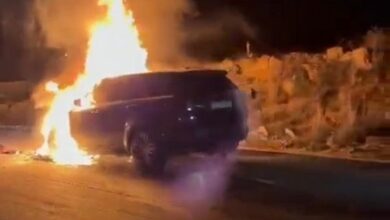 بالصورة.. احتراق “رانج روفر” على طريق ضهر البيدر
