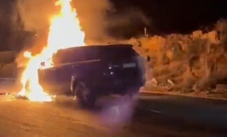 بالصورة.. احتراق “رانج روفر” على طريق ضهر البيدر