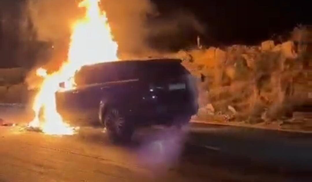 بالصورة.. احتراق “رانج روفر” على طريق ضهر البيدر