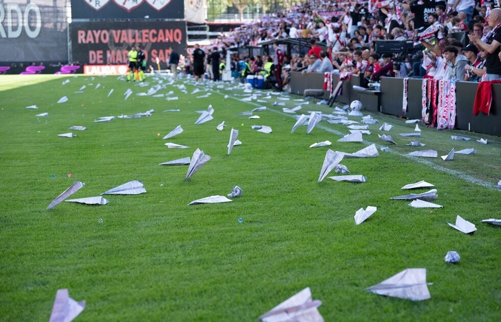 بسبب تساقط طائرات ورقية وكرات.. إلغاء مباراة في الدوري الإسباني (فيديو)
