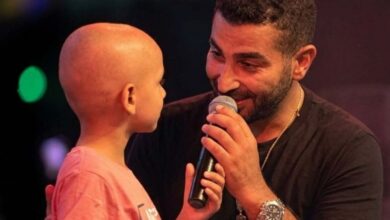 بعد “دويتو” مع أحمد سعد.. مصرع محارب السرطان الطفل ياسين وأمه في حادث سير