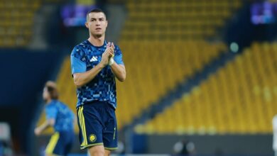 بعد تاخر نحو 45 دقيقة.. لاعبو النصر ونيفتشي يعودون إلى الملعب (فيديو)
