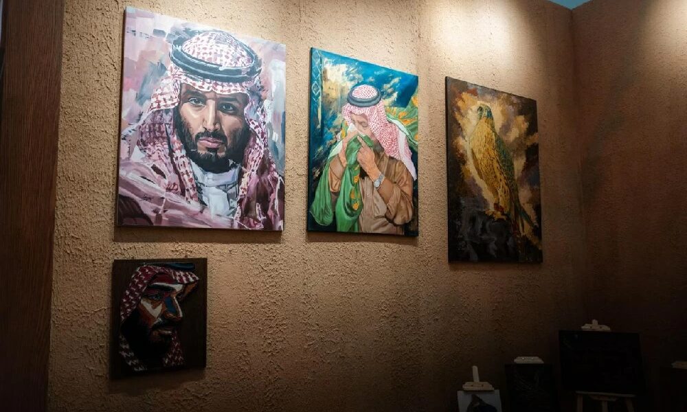بفرشاة الفن.. أسماء المجممي توثّق صور الملوك وتحولها حكايات نابضة – أخبار السعودية - صورة مميزة بفرشاة الفن.. أسماء المجممي توثّق صور الملوك وتحولها حكايات نابضة – أخبار السعودية