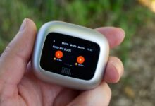 تتمتع سماعات الأذن JBL هذه بصوت رائع، وشاشة على العلبة، وهي الآن بخصم 42%