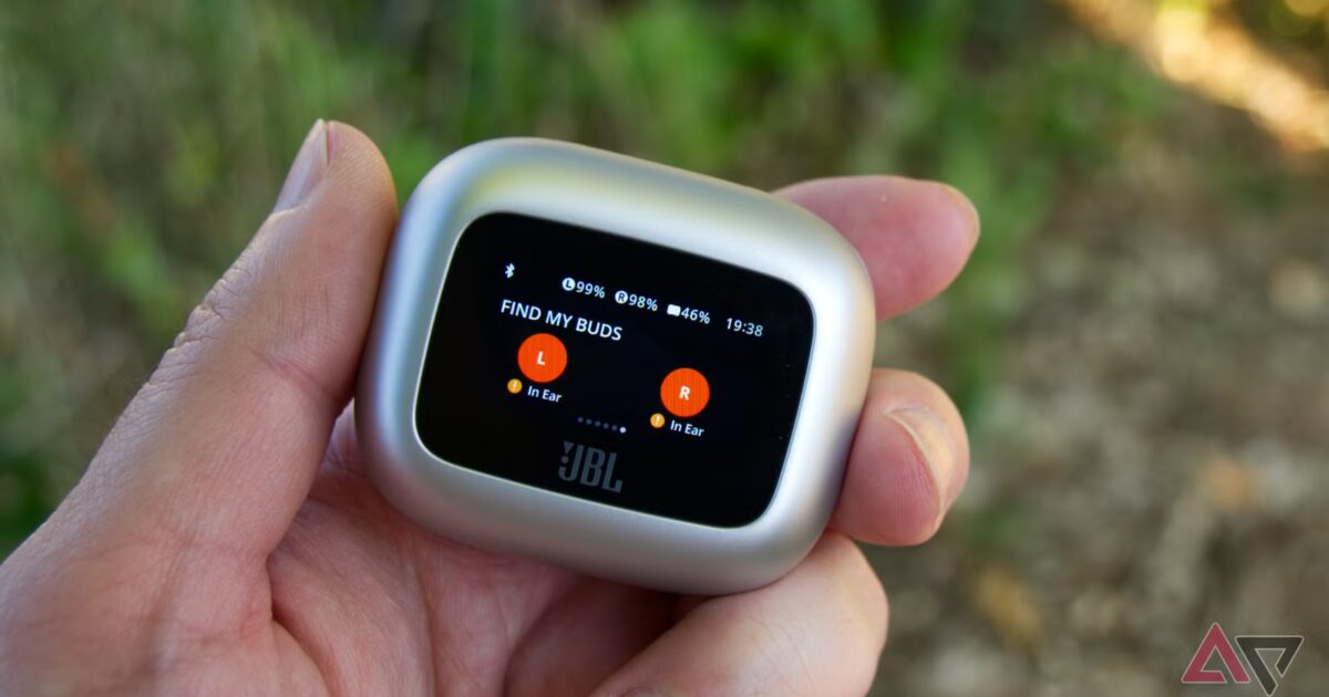 تتمتع سماعات الأذن JBL هذه بصوت رائع، وشاشة على العلبة، وهي الآن بخصم 42% - صورة مميزة تتمتع سماعات الأذن JBL هذه بصوت رائع، وشاشة على العلبة، وهي الآن بخصم 42%
