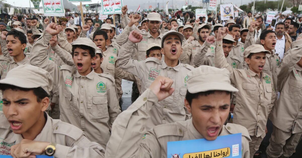 تجنيد جماعة الحوثي للأطفال خلال التصعيد العسكري | سياسة - صورة مميزة تجنيد جماعة الحوثي للأطفال خلال التصعيد العسكري | سياسة