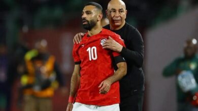 تحركات عاجلة لتهدئة الأجواء بين محمد صلاح والجهاز الفني لمنتخب مصر