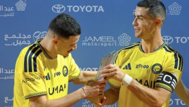 تصرف رائع.. الأسطورة رونالدو يتنازل عن جائزته لزميله الحمدان (فيديو)
