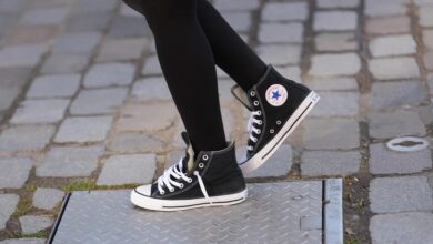 تعتذر شركة Converse عن إعلان الأحذية الرياضية بعد أن قال النقاد إنها تستخدم صورًا عنصرية
