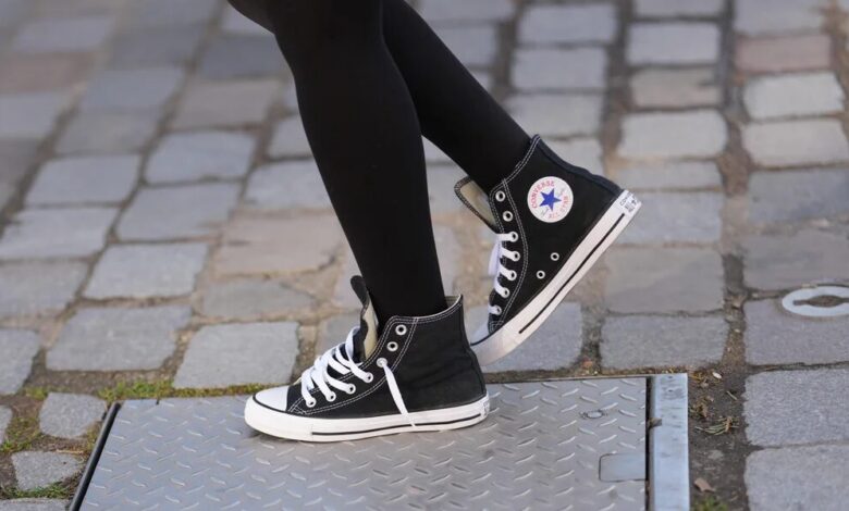 تعتذر شركة Converse عن إعلان الأحذية الرياضية بعد أن قال النقاد إنها تستخدم صورًا عنصرية