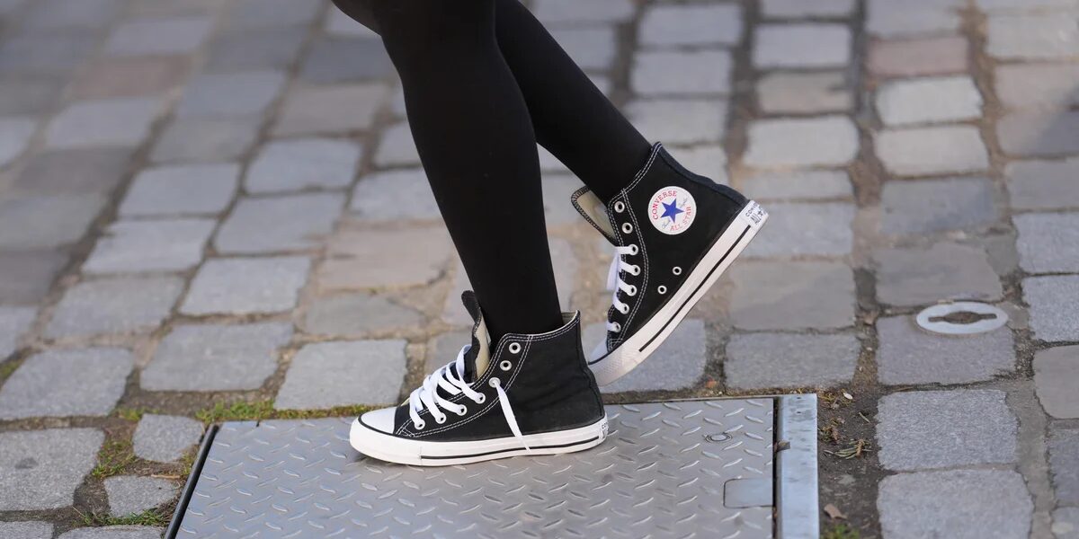تعتذر شركة Converse عن إعلان الأحذية الرياضية بعد أن قال النقاد إنها تستخدم صورًا عنصرية