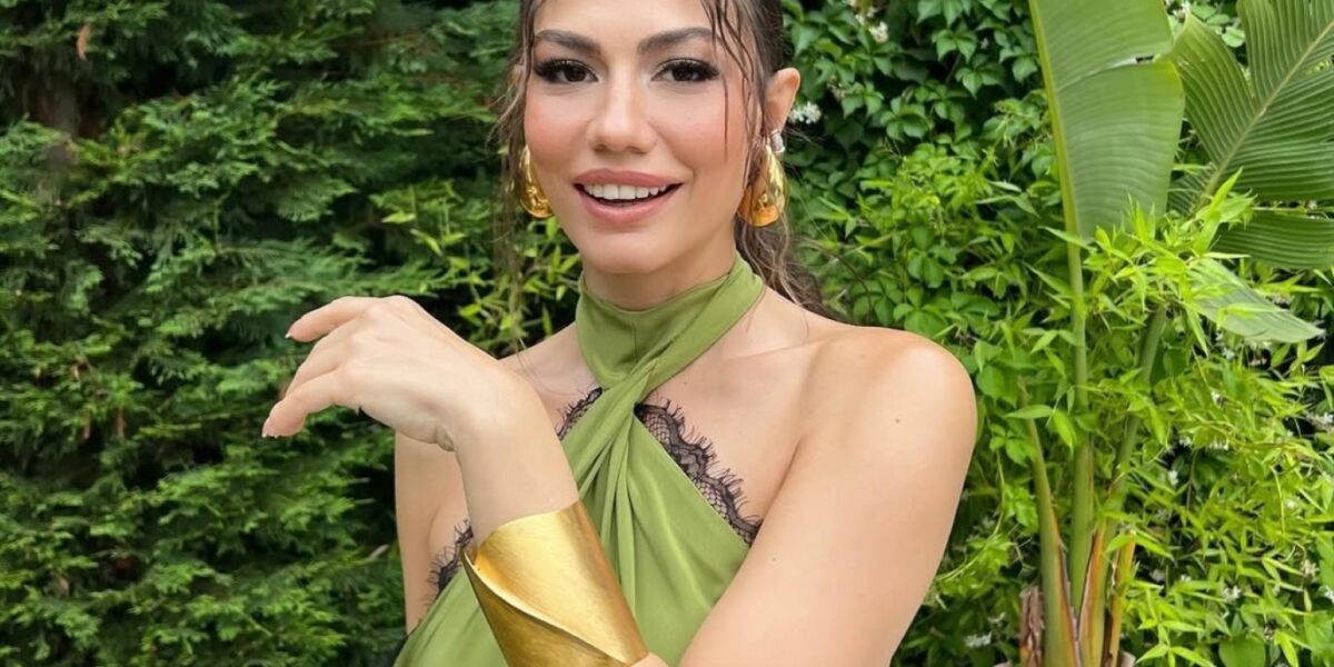 ديميت أوزديمير تخطف الأنظار في عرض بالنسياغا بأسبوع الموضة بباريس - صورة مميزة ديميت أوزديمير تخطف الأنظار في عرض بالنسياغا بأسبوع الموضة بباريس