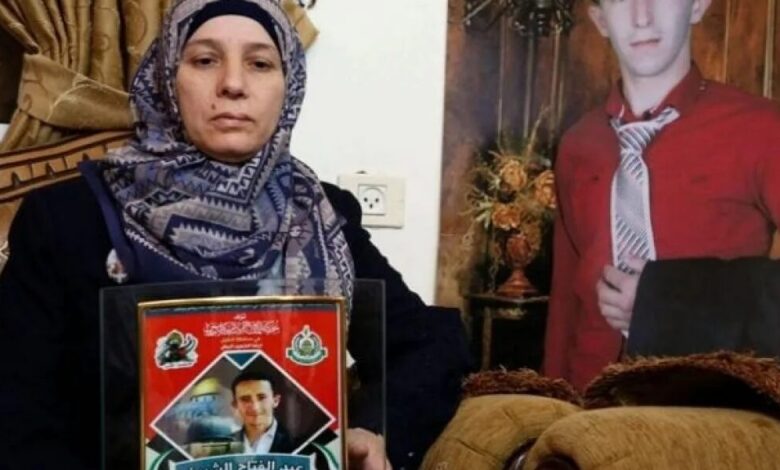 رئيس كيان الاحتلال يعفو عن جندي قتل فلسطينيا مصابا بعد طرحه أرضا