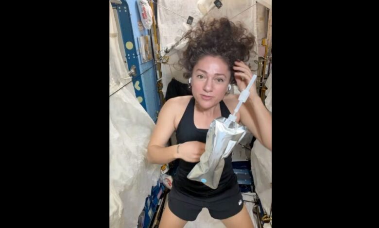 رائدة الفضاء في ناسا جيسيكا مير تشارك أطراف شعر مجعدة خالية من الجاذبية من محطة الفضاء الدولية (فيديو)