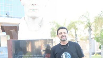 رد حاسم من عمرو محمود ياسين على شائعة إهمال والده قبل وفاته