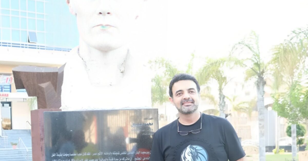 رد حاسم من عمرو محمود ياسين على شائعة إهمال والده قبل وفاته