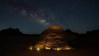 صخور تبوك تحتضن درب التبانة في لوحة ليلية آسرة