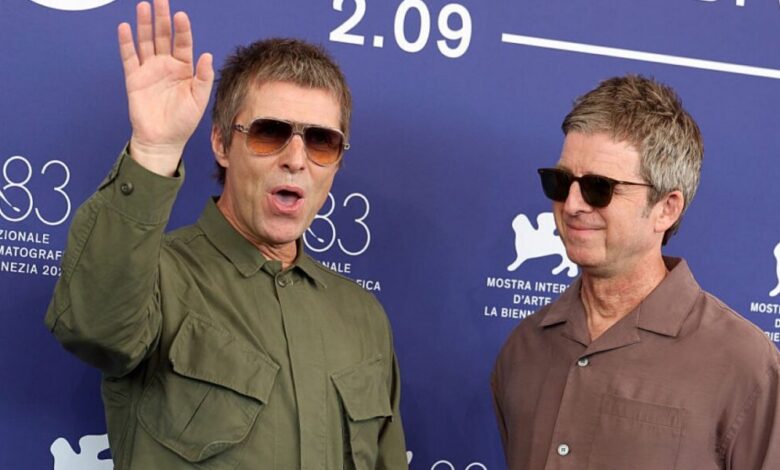 صناع فيلم «Oasis: Don’t Look Back in Anger» يكشفون من فينيسيا كواليس العودة التاريخية للشقيقين جالاجر
