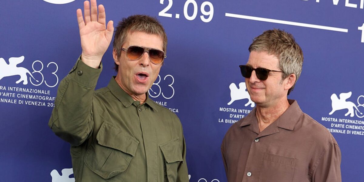 صناع فيلم «Oasis: Don’t Look Back in Anger» يكشفون من فينيسيا كواليس العودة التاريخية للشقيقين جالاجر