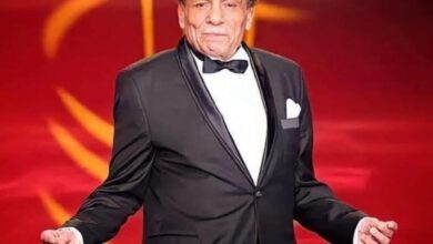 صورة للفنان المصري عادل إمام داخل سيارة يلوح بيده.. ما الحقيقة؟