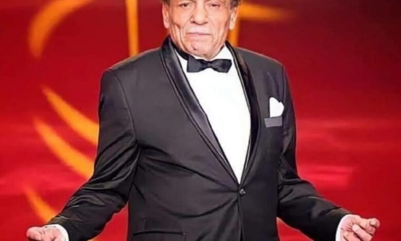 صورة للفنان المصري عادل إمام داخل سيارة يلوح بيده.. ما الحقيقة؟
