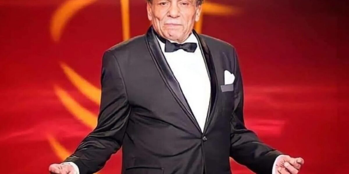 صورة للفنان المصري عادل إمام داخل سيارة يلوح بيده.. ما الحقيقة؟